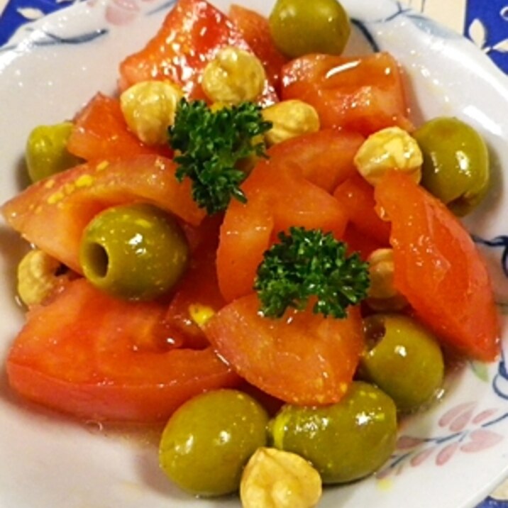 トマトヘーゼルオリーブサラダ